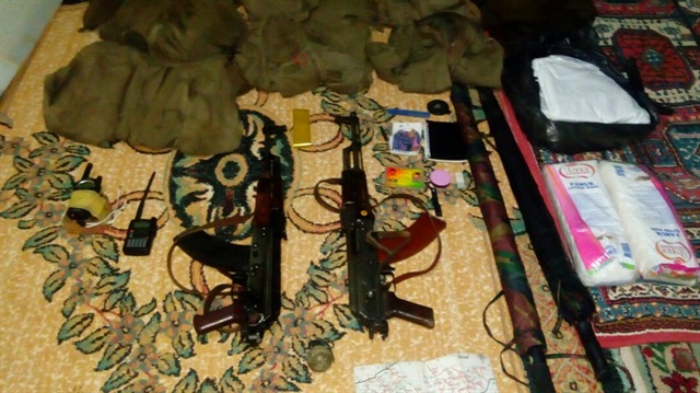 Teröristlerin camiye gizlediği silah ve mühimmatlar ele geçirildi. 