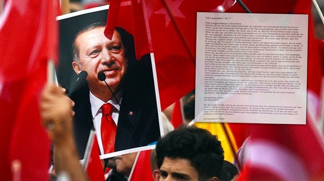 ​Almanya'nın Brühl kentinde Türk vatandaşlarının posta kutularına 'Erdoğan'ı destekleyenler ülkeyi terk etsin" şeklinde tehdit dolu bir mektup bırakıldı. 
