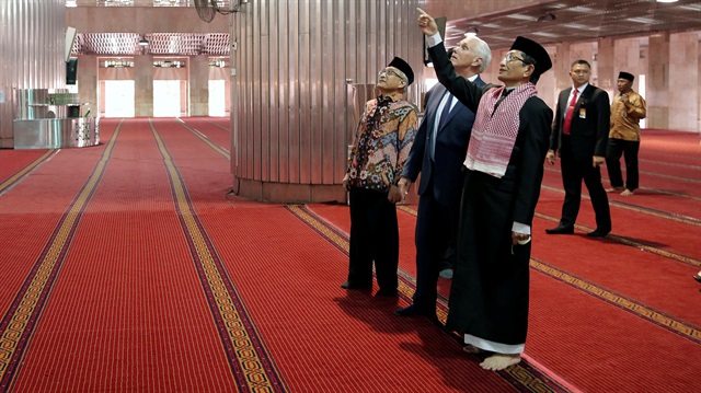 Camide dua eden Pence, ülkedeki İslam'ın açıkça dünyaya ilham verdiğini söyledi.
