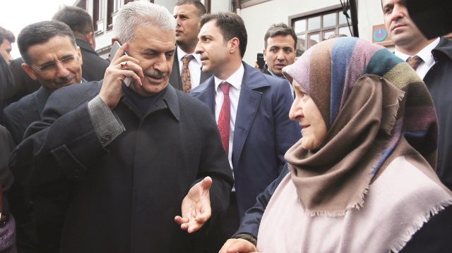 Başbakan Yıldırım, açıklamalarının ardından vatandaşlarla sohbet etti. Bir kadının Cumhurbaşkanı Erdoğan ile görüşmek istediğini söylemesi üzerine Yıldırım, telefonla Erdoğan'ı arayarak kadına verdi. Sadece sesini duymak istediğini ifade eden kadın bir süre Erdoğan ile telefonda konuştu.