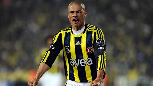 Alex de Souza, Fenerbahçe sevgisini sosyal medya hesabından sık sık dile getiriyor.