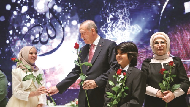 Cumhurbaşkanı Erdoğan ve eşi Emine Erdoğan, Kutlu Doğum Programı’nda davetlilere gül dağıttı.