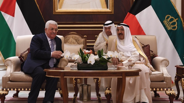 Filistin Devlet Başkanı Mahmud Abbas , resmi temaslarda bulunmak üzere geldiği Kuveyt'in Havalli ilinde Kuveyt Emiri Şeyh Sabah El-Ahmet El-Cabir El-Sabah  ile Bayan Sarayı'nda bir araya geldi.