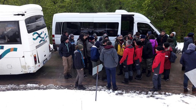 Düzce'de, kamp yapmak için çıktıkları yaylada kar yağışı nedeniyle mahsur kalan 40 öğrenci kurtarıldı.