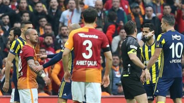 Galatasaray-Fenerbahçe derbisinin ilk yarısına Sneijder ve Van Persie'nin tartışması damga vurdu. 