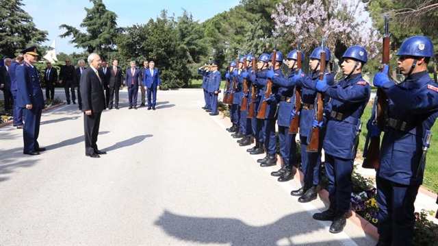 Balıkesir'de askeri üstte törenle karşılanan CHP lideri Kılıçdaroğlu, seçim yasağını ihlal etmişti.