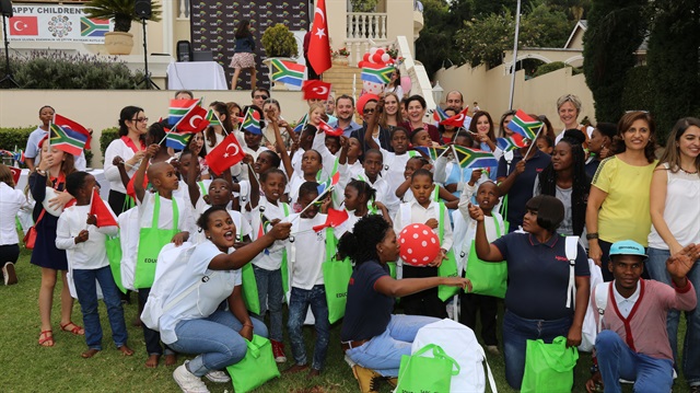 Türkiye'nin Pretorya Büyükelçiliğinde 23 Nisan kutlamasına Güney Afrikalı kimsesiz çocuklar katıldı.