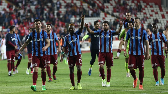 ​Spor Toto Süper Lig’in, ikinci yarısının flaş takımı Trabzonspor, deplasmanda en yakın takipçisi Antalyaspor engelini 3 puanla aşarak Avrupa Kupaları’na katılma yolunda önemli bir adım attı.​