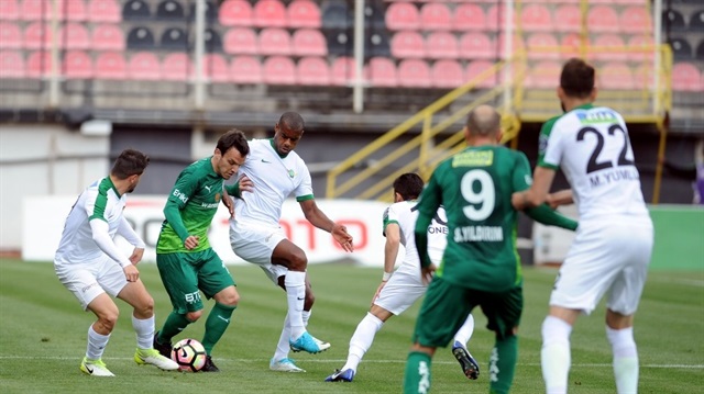 ​Süper Lig’de dün sahasında Bursaspor’u 5-1 mağlup eden Akhisar Belediyespor, yeşil-beyazlı takım ile oynadığı son 3 maçta 12 kez gol sevinci yaşadı.​