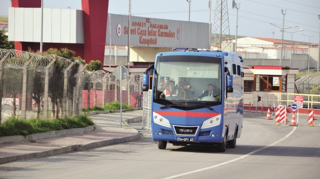 Fetullahçı Terör Örgütü’nün (FETÖ) adliye yapılanmasına ilişkin 87’si tutuklu 129 sanık hakkında açılan davanın ilk duruşması bugün Silivri’de görülecek. FETÖ’nün 15 Temmuz’daki darbe girişiminin ardından İstanbul Cumhuriyet Başsavcılığı Terör ve Örgütlü Suçlar Bürosundan sorumlu Başsavcıvekili İsmail Uçar koordinesinde, 29 cumhuriyet savcısı tarafından yürütülen soruşturmalar sonucunda yaklaşık 340 dava açıldı.
112’Sİ BYLOCK'ÇU
İstanbul ağır ceza mahkemelerinde açılan davaların bir kısmı görülmeye devam ederken, bazıları da verilen duruşma tarihlerinde başlayacak. Bu hafta da örgütün adliye yapılanması hakim karşısına çıkacak. Dava, 25, 26, 27 ve 28 Nisan’da da devam edecek. Tüm şüpheliler hakkında ‘’silahlı terör örgütüne üye olmak’’ suçundan 7,5 yıldan 15’er yıla kadar hapis cezası talep edilen iddianamede, 103 zabıt katibi, 8 mübaşir, 2 bilgisayar işletmeni, 3 yazı işleri müdürü, 2 icra müdürü, 2 teknisyen, 2 öğretmen, 3 hemşire, 1 bilgisayar mühendisi, 2 özel sektör ve 1 ev hanımı olmak üzere 129 şüpheliden 120’sinin adliye personeli, 9’unun ise farklı meslek gruplarına mensup olduğu belirtiliyor. İddianamede, 122 şüphelinin örgütün şifreli haberleşme programı ‘’ByLock/Eagle’’ kullandığı, bunlardan 117’sinin adliye personeli olduğu kaydediliyor. 