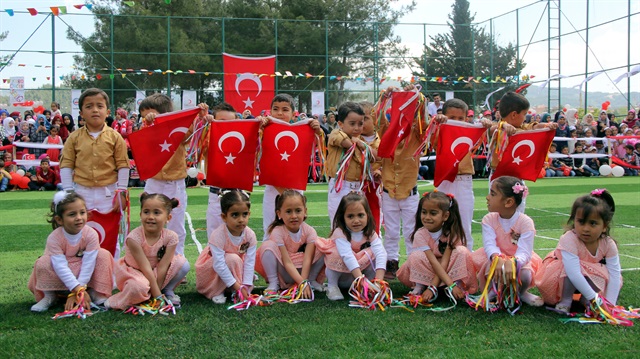الأطفال السوريون في "هطاي" يحتفلون بعيد الطفولة في تركيا
