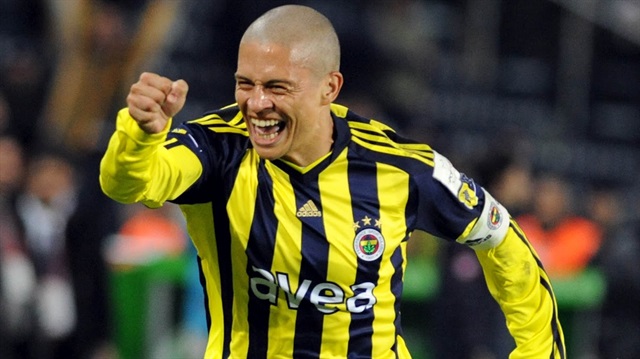 Alex de Souza, Fenerbahçe'yi derbi galibiyeti sonrası tebrik etti.
