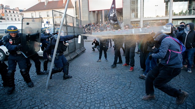 Fransa'da ortalık karıştı. Ülkedeki cumhurbaşkanı seçiminde ikinci tura Le Pen ve Macron'un kalması protesto edildi.