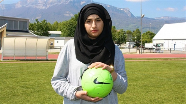 Başörtüsü gerekçe gösterilerek 19 yaşındaki Essia Aouini'nin antrenörlüğü engellendi.