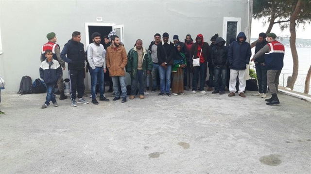 İzmir'de göçmen kaçakçılığı operasyonu: 65 kaçak yakalandı