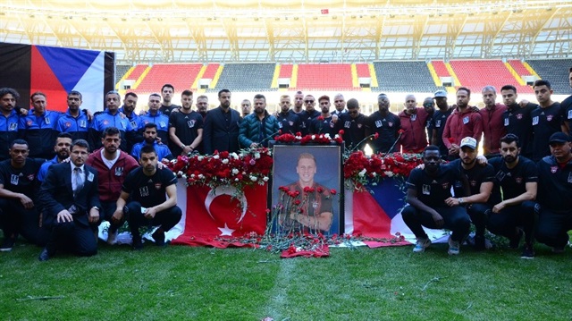 Gaziantepsporlu futbolcular intihar eden takım arkadaşları Rajtoral'a düzenlenen törenle veda etti.