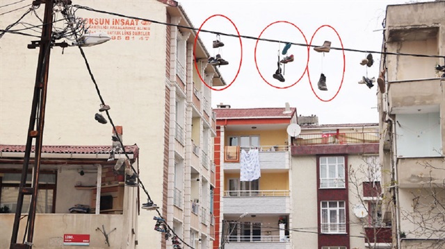 Esenyurt Pınar Mahallesi, gençlerin elektrik tellerine attığı ayakkabıların sıra dışı görüntüsü. 