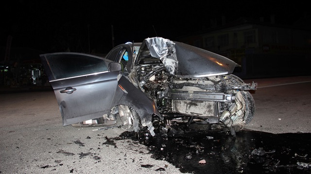 Konya'da otomobil direğe çarptı: 1 ölü, 1 yaralı