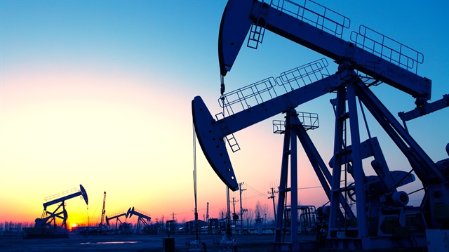 Brent petrolün varil fiyatı, dün 51,93 dolardan güne başlamış, gün içinde en yüksek 52,55 doları görmüştü. 