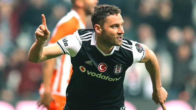 Beşiktaş'ın Sırp savunmacısı Tosic bu kez rakip kaleye gol attı.