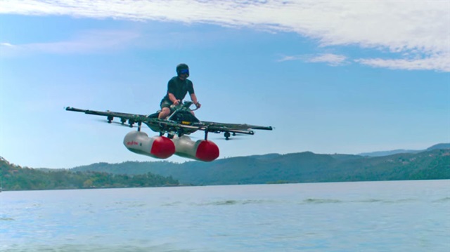 Oldukça yüksek bir hareket kabiliyetine sahip olan Kitty Hawk Flyer, havada olmadığı zamanlarda sadece suda hareket edebiliyor.