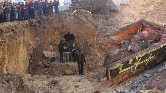 Arkeologlar mumyalanmış ceset ile ilgili çalışma başlattı. Olayı duyan meraklı vatandaşlar akın etti. 