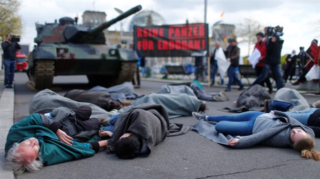 Almanya'nın başkenti Berlin'deki parlamento binasının önünde bir grup protestocu, tankların önüne yattı. 