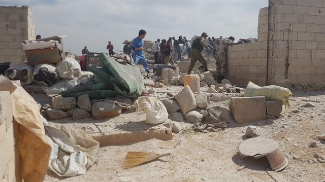 Suriye'nin kuzeyindeki İdlib ilinde bir sığınmacı kampı savaş uçağı tarafından vuruldu.  