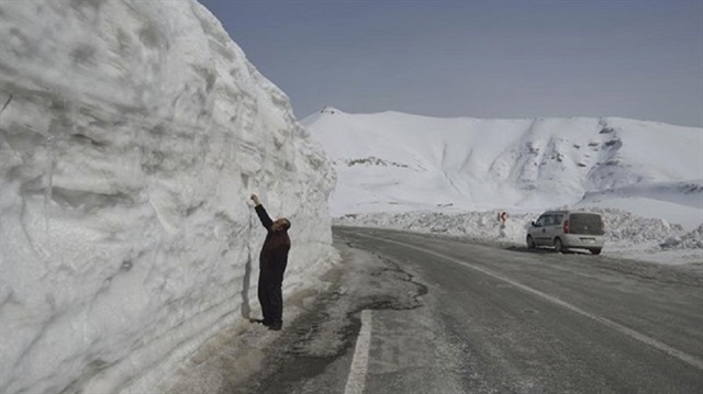 وسط شهر نيسان ارتفاع الثلوج يصل إلى 7 أمتار في ولاية فان التركية