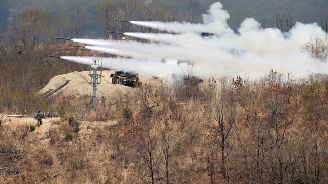 ABD ve Güney Kore ordusu, silahtan arındırılmış bölgeye yakın bir alanda askeri tatbikat başlattı. 