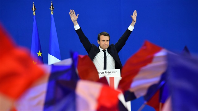 Fransa'da cumhurbaşkanı seçimlerinin birinci turunda  Emmanuel Macron ilk sırada yer aldı.