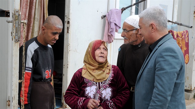 مسنان سوريان يحملان أبناءهم المعاقين إلى بر الأمان في تركيا