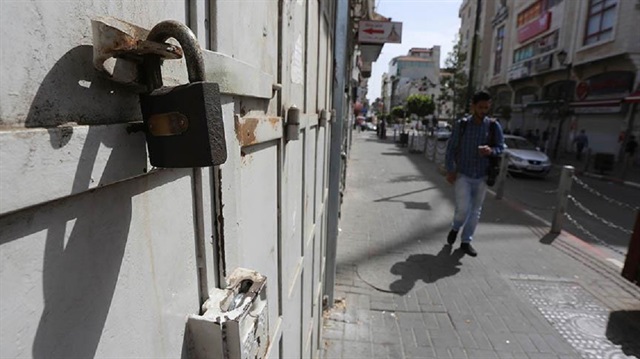 İsrail hapishanelerindeki açlık grevi ile dayanışma amacıyla Gazze Şeridi'nde de grev var, dükkanlar kapatıldı. 