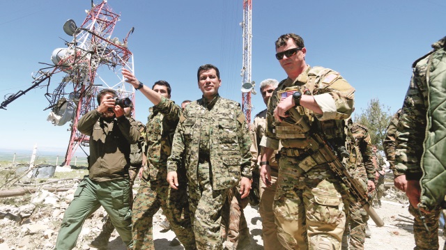 Türkiye, ABD askerlerinin teröristlerle gövde gösterisi yapmasından rahatsız