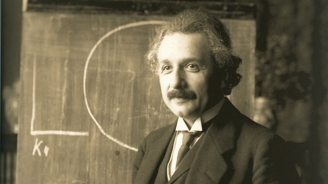 Ünlü fizik teorisyeni ve bilim insanı 1921 yılında Nobel Ödülü'ne layık görülmüştü.