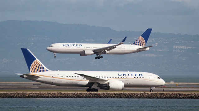  A United Airlines Boeing 787 taxis as a United Airlines Boeing 767 lands at San Francisco International Airport
