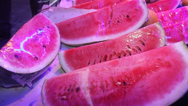  Yaz mevsiminde sofraların vazgeçilmez meyvesi karpuzun dilimi 10 liraya satılııyor