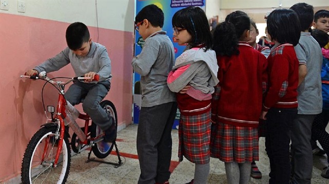 Teneffüste bisikletlere binerek pedal çeviren öğrenciler, hem spor yapıyor hem de okuldaki led lambaları aydınlatacak elektriğin üretilmesine katkıda bulunuyor.