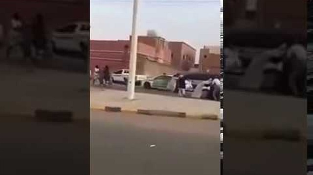 مواطن يوثق لحظة الاعتداء على رجل أمن في الشارع

