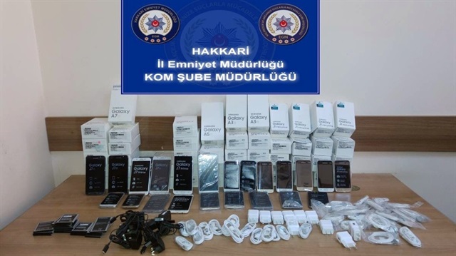 Hakkari Haber: Hakkari-Van karayolu üzerinde polis tarafından yapılan aramada bir araç içerisinde 62 adet akıllı cep telefonu ve cep telefonlarına ait çeşitli aksesuarlar şarj aleti, kulaklık ve batarya ele geçirildi.