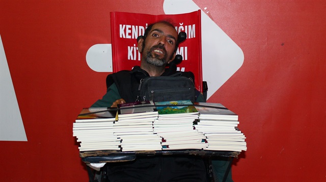 رغم الإعاقة تركي يؤلف 15 كتابًا بأصبع واحد