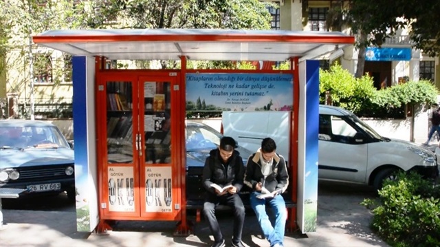 İzmit'te sokak kütüphaneleri yenilendi