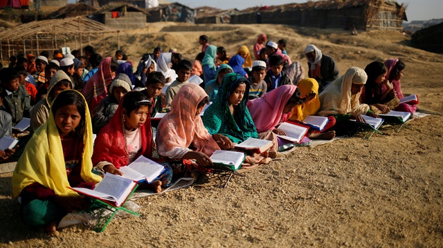Rohingya refugee children attend an open air Arabic school at Kutupalang 