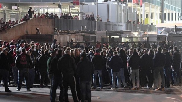Yaklaşık 150 taraftar Leverkusenli tepki göstermek için futbolcuların çıkış yapacağı noktada toplandı.