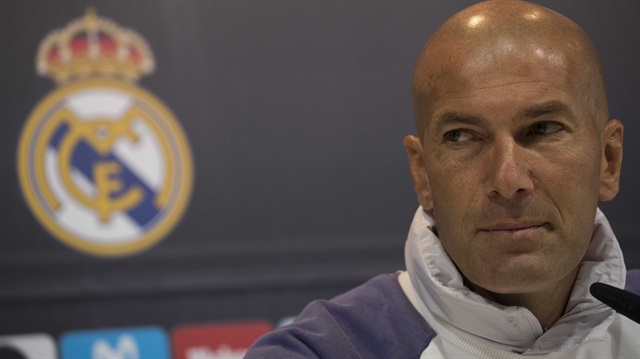 Real Madrid'in başarılı teknik direktörü Zinedine Zidane, Valencia maçı öncesi basın toplantısı düzenledi. Fransa'da yapılan cumhurbaşkanlığı seçimi için vatandaşlarına seslenen Zidane, aşırı sağcı aday Le Pen'e oy vermemeleri konusunda uyarıda bulundu.