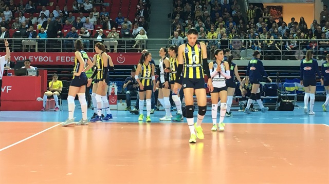 Fenerbahçe ve Galatasaray arasında oynanan kadın voleybol maçı taraftar olayları sebebiyle durdu.