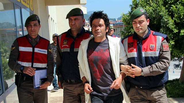 Oyuncu Selim Erdoğan'ın evine yapılan baskında uyuşturucu madde düzeneği bulunmuş ve tutuklanmıştı. 