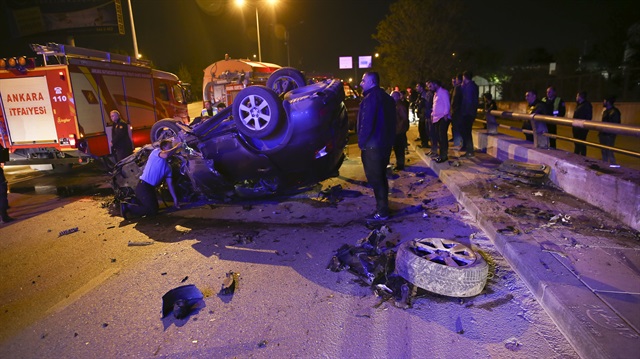 Başkent Ankara'da bariyerlere çarparak takla atan ve hurdaya dönen cipin içinde sıkışan sürücü ve yolcu, kurtarılarak hastaneye kaldırıldı.
