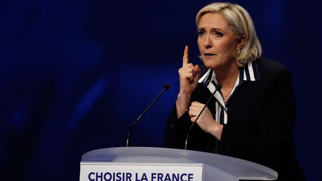  Fransa’da Cumhurbaşkanlığı ikinci turu için yarışa devam eden, aşırı sağcı aday Marine Le Pen