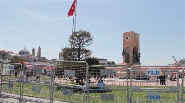 Taksim güvenlik amaçlı bariyerle kapatıldı.